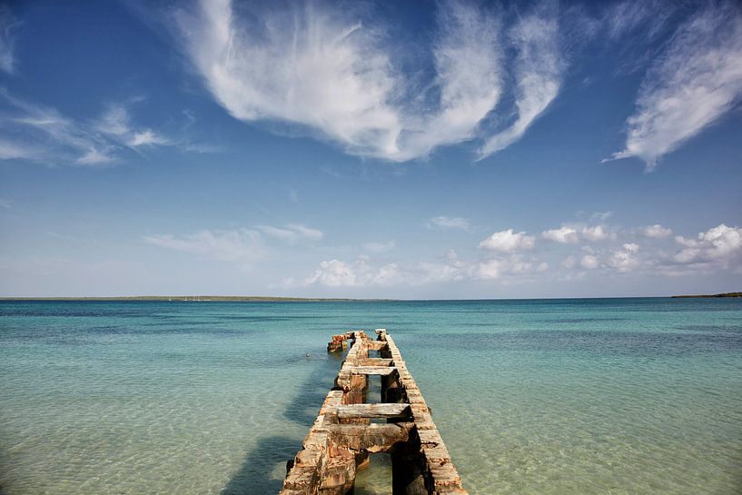 Cayo Las Brujas, Kuba. Eine tropische Insel umgeben von Riffen, klarem Wasser und weißen Stränden. von Tjeerd Kruse
