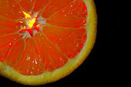 Sinaasappel met tegenlicht by Gilbert Gordijn