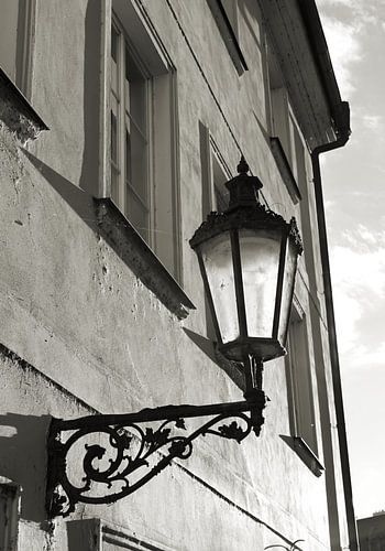Lamp op de gevel van een oud huis in de oude stad van Praag