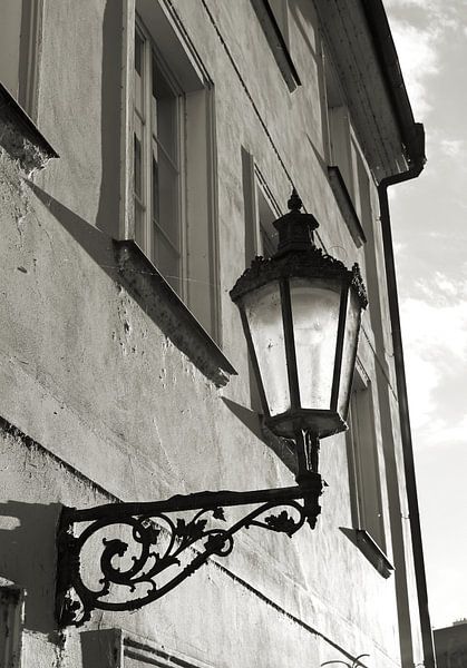 Lampe an der Fassade eines alten Hauses in der Altstadt von Prag von Heiko Kueverling