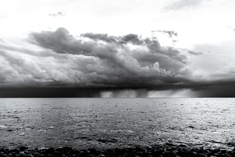 Onweer en regen boven het IJsselmeer. by Brian Morgan