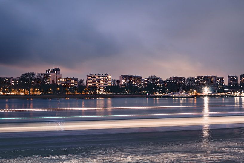 Lighttrails op de Schelde met zicht op Linkeroever, Antwerpen. van Daan Duvillier | Regio in de Kijker