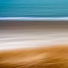Een abstract van helmgras, strand en zee van Sander Grefte