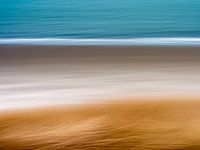 Een abstract van helmgras, strand en zee