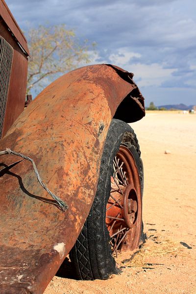 Verrostetes und verlassenes Oldtimer-Wrack in der Wüste von Bobsphotography