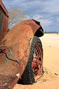 Verrostetes und verlassenes Oldtimer-Wrack in der Wüste von Bobsphotography Miniaturansicht