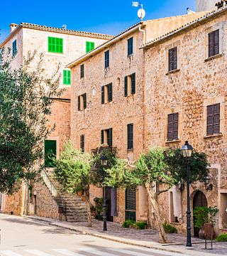 Straat in Banyalbufar dorp op Mallorca, Spanje Middellandse Zee van Alex Winter