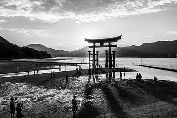 Impressionnante grande porte religieuse japonaise shintoïste torii sur la plage et la mer au coucher du soleil à Itsukushima sur Jan Willem de Groot Photography