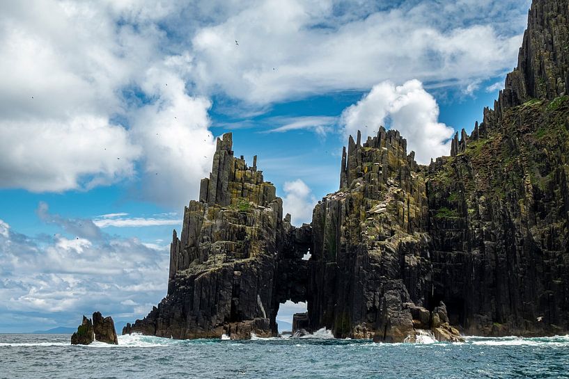 Beautiful rock formations along the Irish coast by Jochem Matthijsse