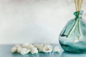 Stilleven met groene vaas en onthoofde tulpen