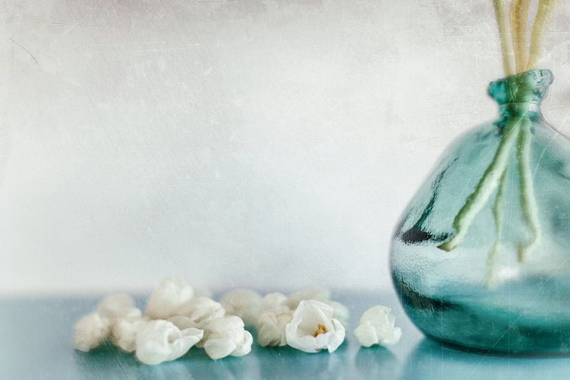 Still life with green vase and decapitated tulips by André Blom Fotografie Utrecht