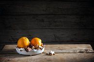 biscuits de Noël et oranges dans un bol sur une table rustique, fond en bois foncé avec un grand esp par Maren Winter Aperçu