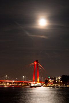 Maan komt op boven Willesbrug - Rotterdam van Sebastian Stef