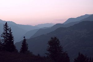 Zachte pastel kleuren bij zonsopkomst in de Franse alpen art print - landschapsfotografie van Christa Stroo fotografie