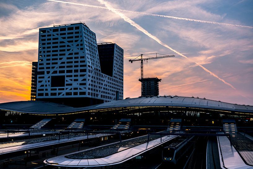 Bureau central et municipal d'Utrecht au coucher du soleil depuis le pont Morales par John Ozguc