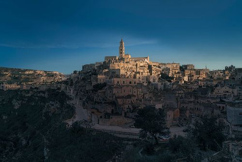 Blauwe zonsondergang boven de Sassi van Matera