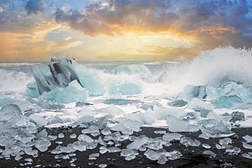 Diamantstrand an der Lagune von Jökulsárlón in Island bei Sonnenuntergang von Eye on You