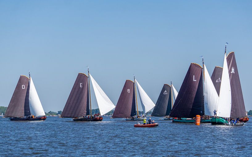 Skûtsje naviguant en Frise par Henk Alblas