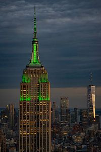 Empire State Building während der blauen Stunde von Kimberly Lans