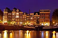 Traditionele middeleeuwse huizen aan de Amstel in Amsterdam bij nacht par Eye on You Aperçu