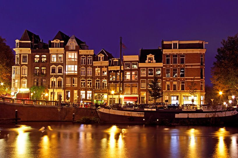 Traditionele middeleeuwse huizen aan de Amstel in Amsterdam bij nacht par Eye on You