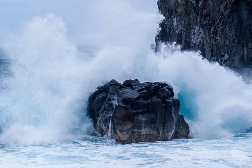 Rotsen met brullende branding op Madeira