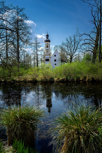Schenkenau, près de Hohenwarth, avec son église au bord d'un plan d'eau paisible