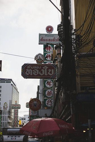 De Reclameborden van Chinatown: Kleurrijke Verhalen van Bangkok