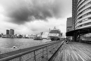 cruiseschip aan de kade in Rotterdam van Bert-Jan de Wagenaar