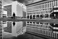 Weerspiegeling van Haags stadhuis en Amare