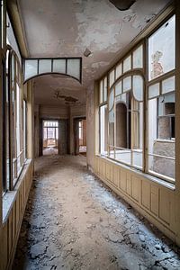 Beau couloir abandonné. sur Roman Robroek - Photos de bâtiments abandonnés