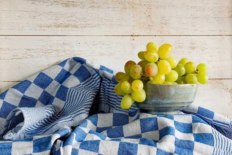 stilleven met witte druiven van Jeannette Kliebisch