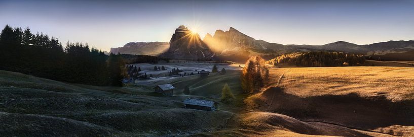 Die Seiser Alm in den Alpen in Südtirol in Italien im Sonnenaufgang. von Voss Fine Art Fotografie