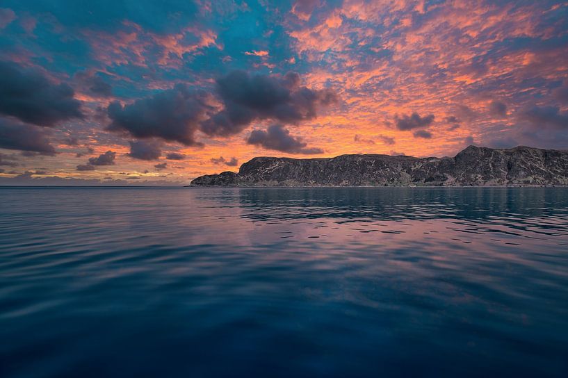 Fjord in Noorwegen bij zonsondergang van Martin Köbsch