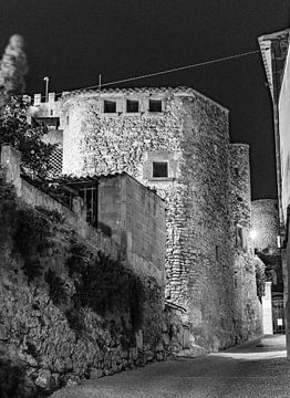 Straat in de historische oude stad van Capdepera Mallorca bij nacht, Spanje eiland van Alex Winter