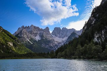 Bergmeer met Dolomieten in achtergrond
