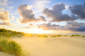 Zonsondergang op het strand van Texel met zandduinen op de voorgrond