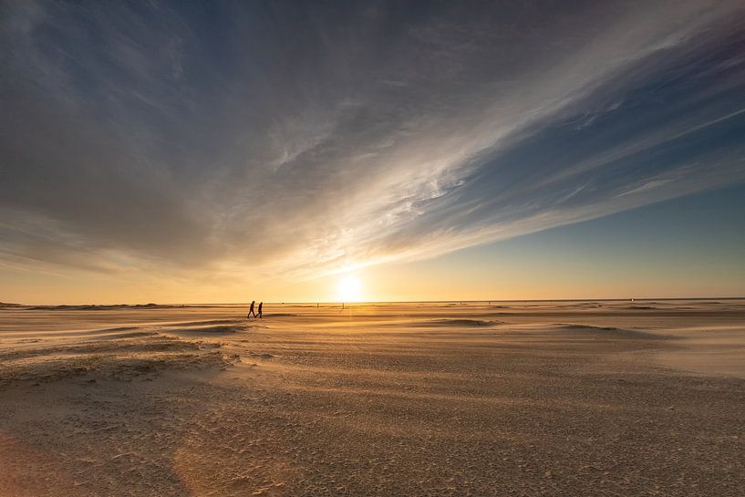 Zonsondergang op het strand van Zeeland van Peter Haastrecht, van