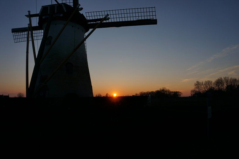Molen bij zonsondergang van Robert van Nieuwaal