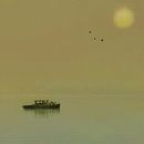 Die Anna (Boot auf einem See bei Sonnenuntergang) von Ruben van Gogh - smartphoneart Miniaturansicht