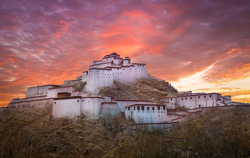 Fort Gyantse bij avond, Tibet van Rietje Bulthuis