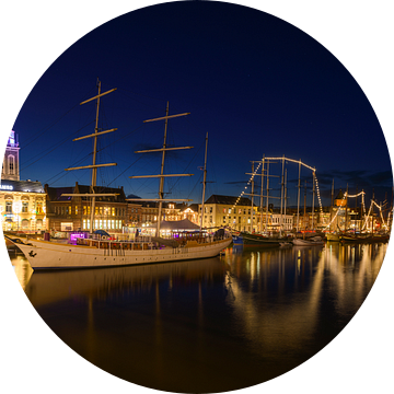 Stadsfront van de Hanzestad Kampen aan de IJssel in de avond van Sjoerd van der Wal Fotografie