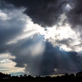 Mystische Lichtstimmung über dem  Staatzer Berg von Elke Wolfbeisser