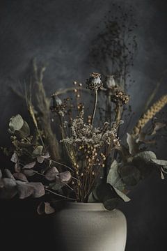 Vase with dried flowers