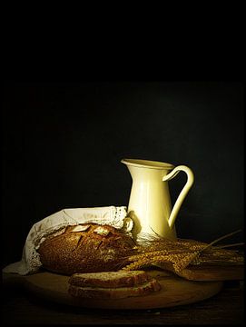 Minimalistisch stilleven met brood an koren . van Saskia Dingemans Awarded Photographer