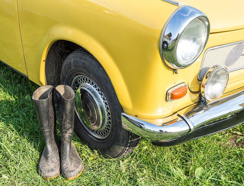 Trabant jaune 601 oldtimer de l'Allemagne de l'Est par Animaflora PicsStock