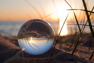 Fotokunst; Lensbal in de duinen van Astrid Luyendijk