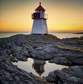 Goldener Sonnenuntergang mit Leuchtturm, Vigra, Norwegen von qtx