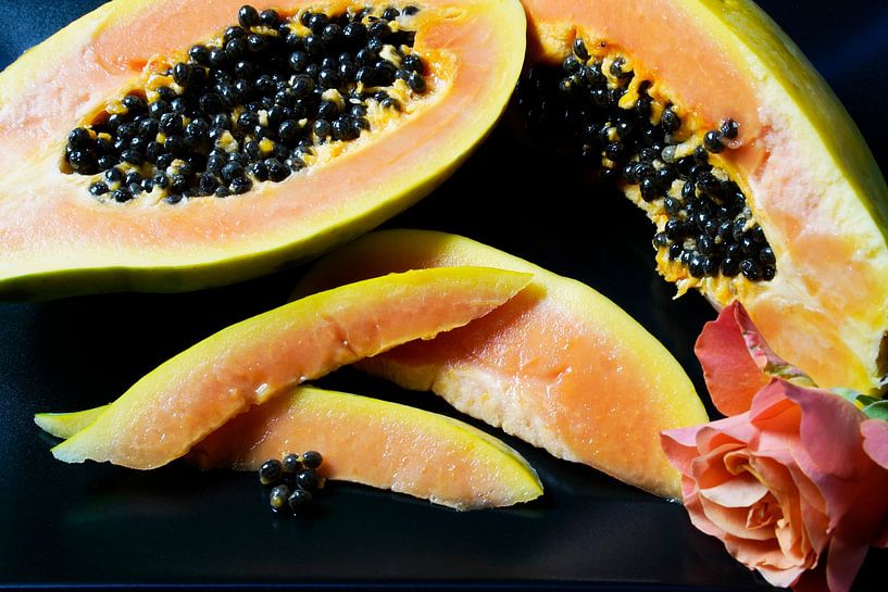 in Scheiben geschnittene Papaya-Frucht mit schwarzen Kernen von Babetts Bildergalerie