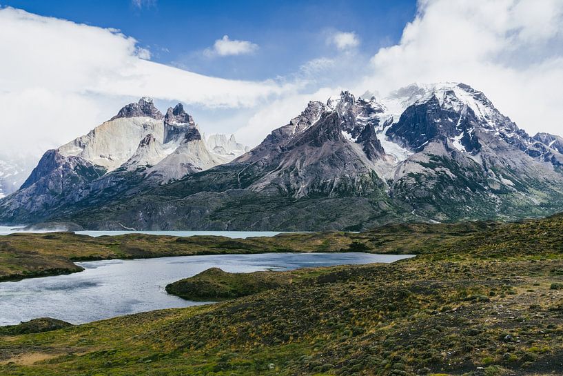 Lago Grey en Torres del Paine Massif van Shanti Hesse